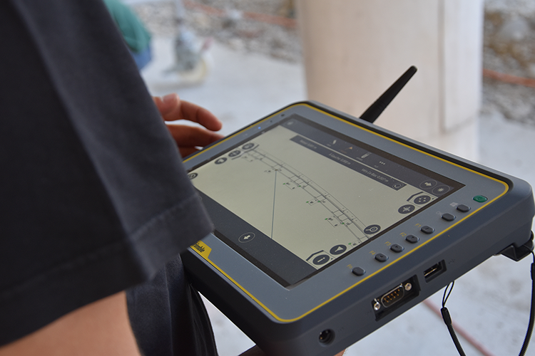 Traçage des points d'ancrage sur le chantier Omega à Bienne